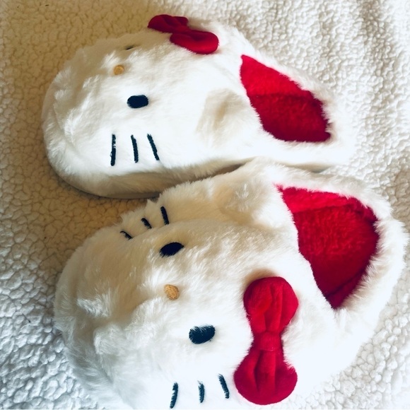 🐱NWT Hello Kitty by Sanrio Slippers - Plush and Soft - Size 5-5.5 💖 - Picture 8 of 10